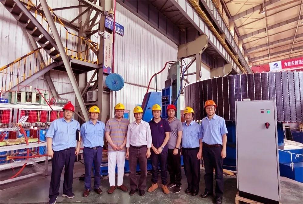 湘電股份與華中科技大學(xué)聯(lián)合研制的國內(nèi)首臺(套)大型永磁電機整體充磁設(shè)備研制成功.jpg 湘電股份與華中科技大學(xué)聯(lián)合研制的國內(nèi)首臺(套)大型永磁電機整體充磁設(shè)備研制成功.jpg