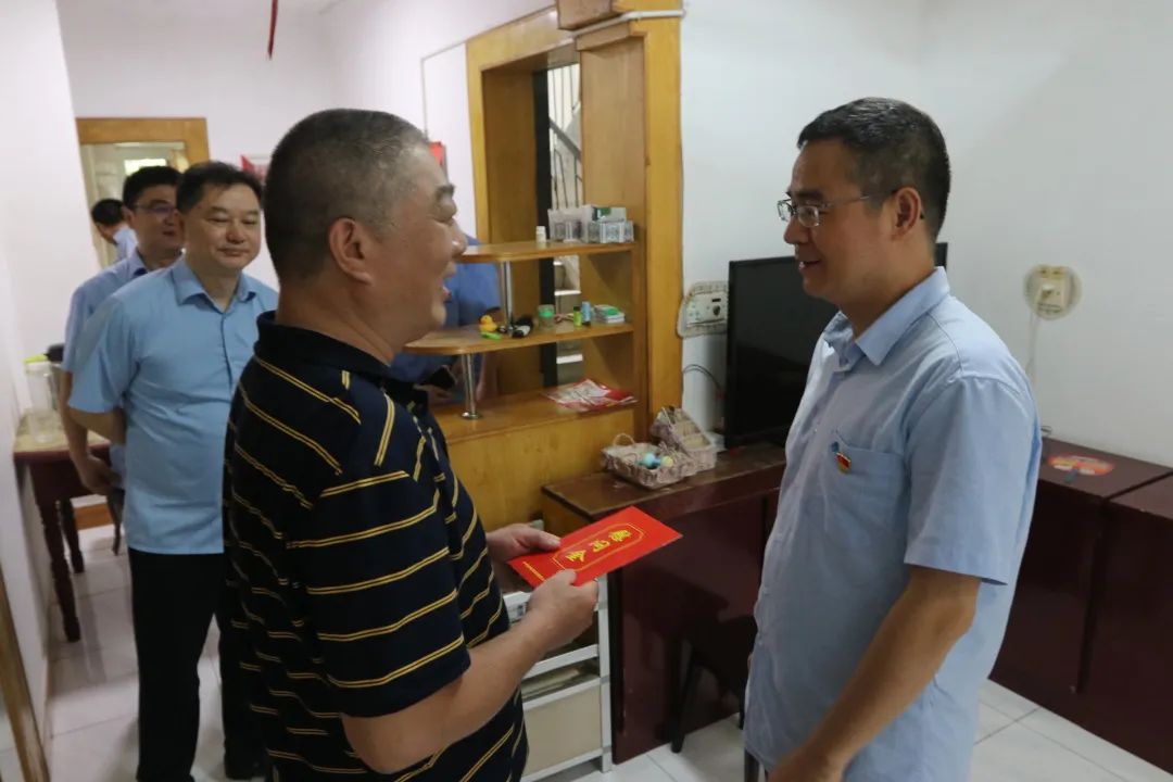 七一慰問(wèn)  組織關(guān)懷暖人心.jpg